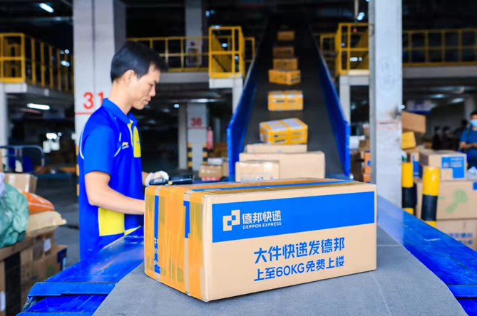 融入了一系列黑科技的德邦快递,与以人工分拣配送为主的传统快递行业