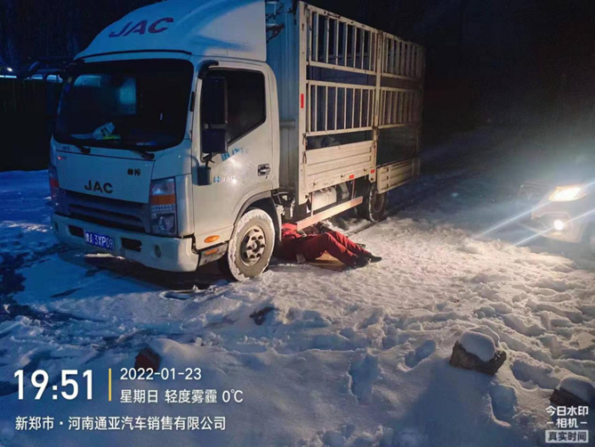 1号服务 两个小时躺在雪地救援 江淮轻卡服务站让用户感动不已