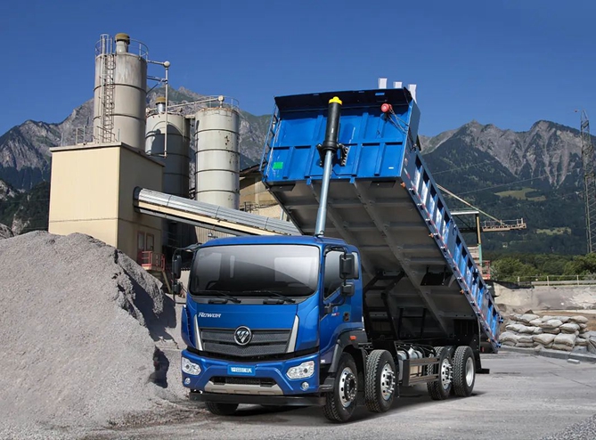 福田瑞沃轻量化8x2工程车——水泥运输路上真正的“科技与狠活”
