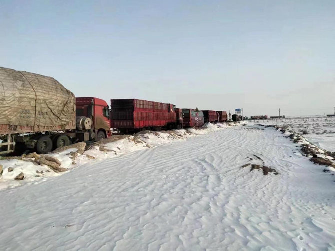 低温暴雪来袭 上汽红岩紧急救援滞留卡友