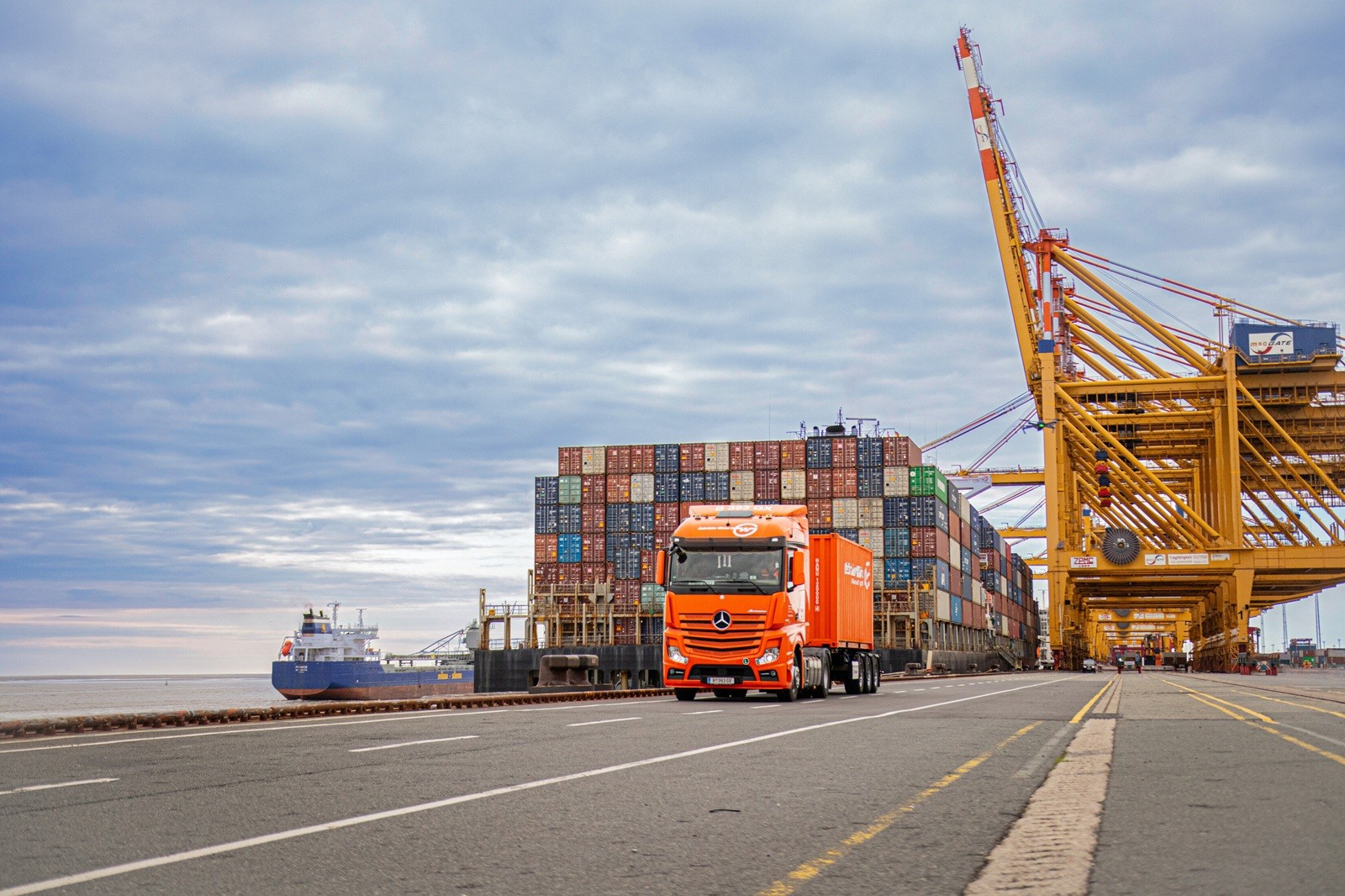 4 Sea freight.jpg