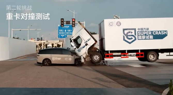SUV撞重卡完胜？把卡友当傻子？