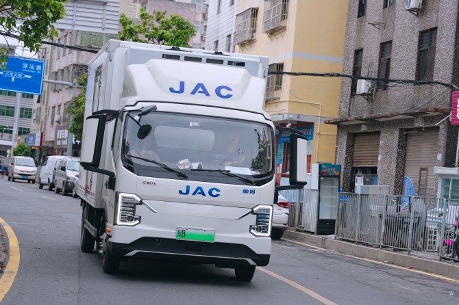 跑冷链，张师傅为何钟情江淮新能源轻卡ES9？