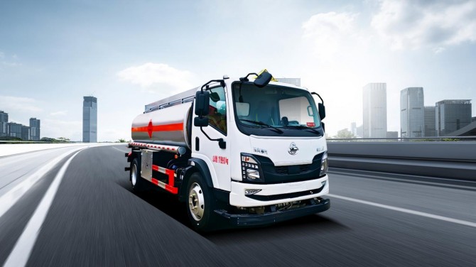 乘龙L2 10.2方加油车：欧标合规运力，助力卡友危运创收益