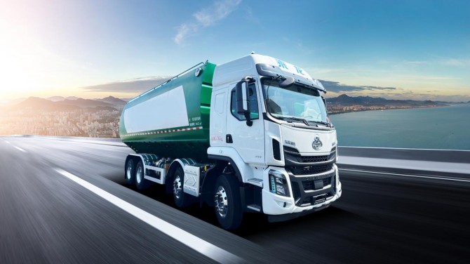 饲料运输四大刻板印象，被乘龙H5 8x4散装饲料车打破了