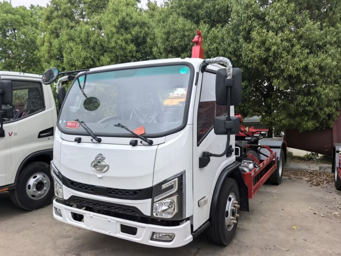 乘龙蓝牌地库勾臂车：五大优势破解地库清运难题